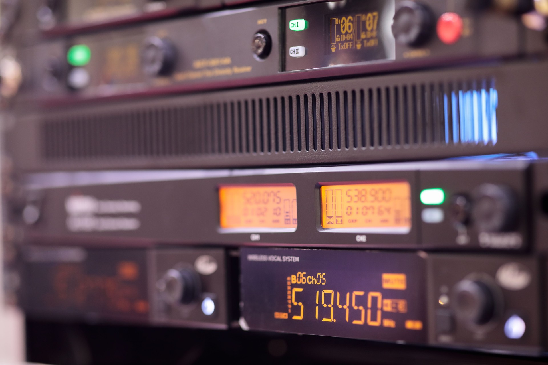 Nahaufnahme des digitalen drahtlosen Audiosystems im Rack