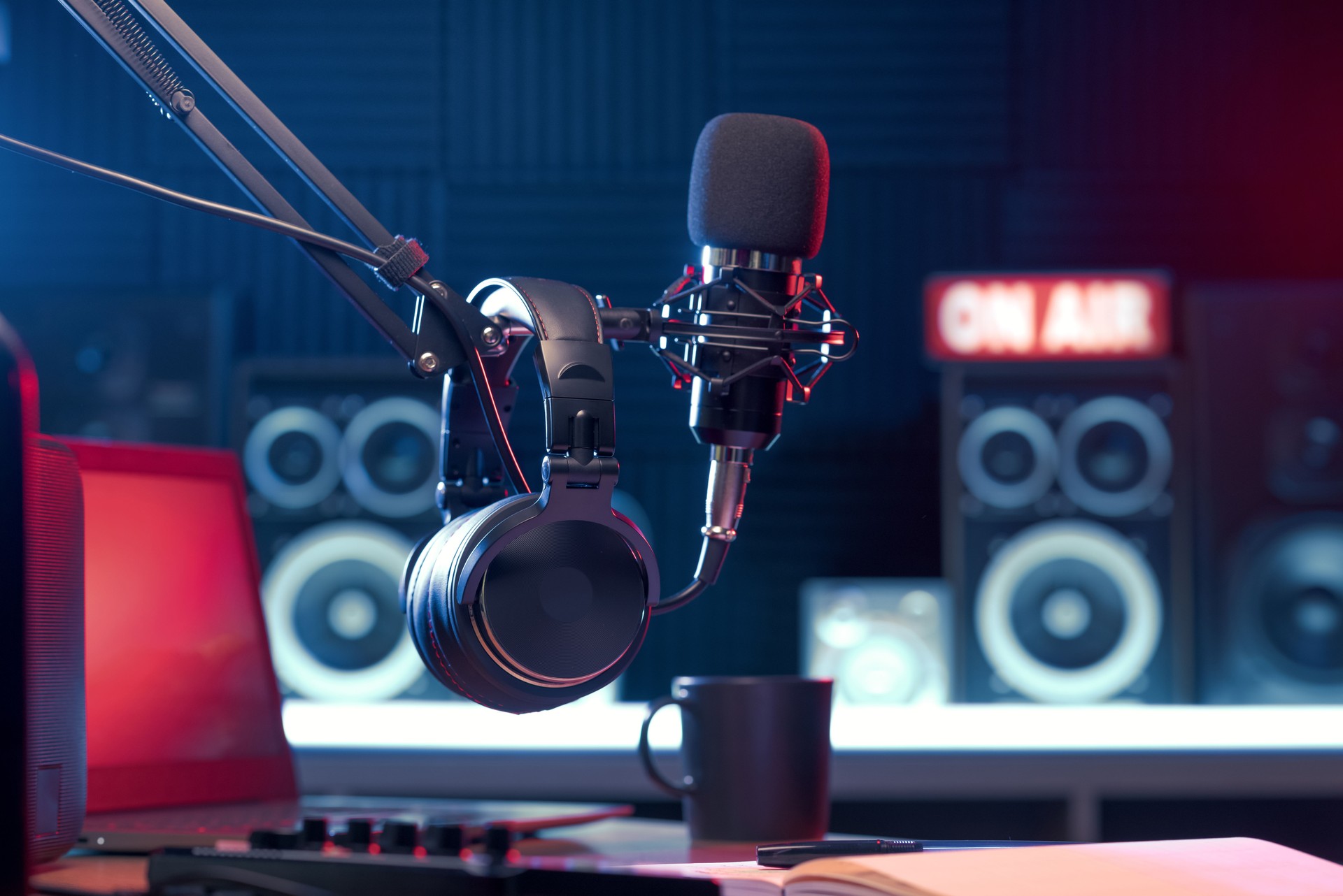 Kopfhörer und Mikrofon am Radiosender