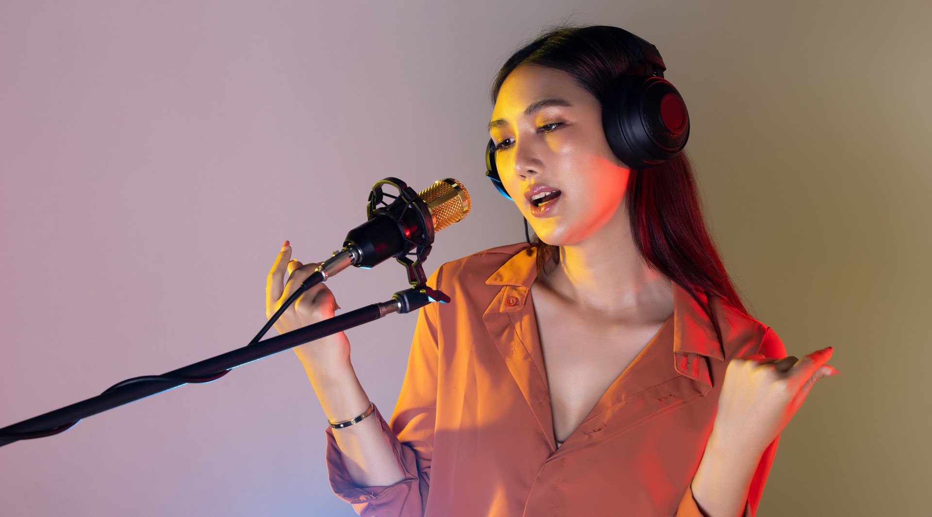 Asiatische Teenager Frau singen Lied laut Power-Sound